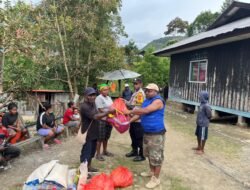 Polres Tolikara dan Dinsos Salurkan Bantuan Sembako bagi Korban Kebakaran di Karubaga