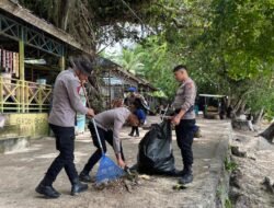 Ditpolairud Polda Papua Barat Bersama Komunitas dan Warga Gelar Aksi Bersih Pantai Pasir Putih