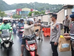 Berbagi Berkah Ramadan, Wakapolda Papua Bersama Ditlantas Bagikan 250 Takjil Gratis untuk Pengguna Jalan