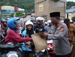 Tebar Berkah Ramadhan, Kapolda Papua dan Dir Reskrimum Turun Langsung Bagikan Takjil kepada Warga Jayapura