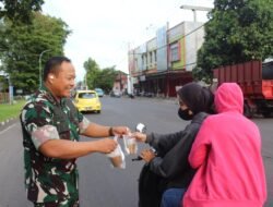 Wujud Kepedulian dan Kebersamaan di Bulan Ramadhan, Dandim 1310/Bitung bersama Anggota dan Persit Kodim 1310/Bitung Berbagi Takjil di Depan Makodim