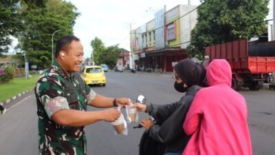 Wujud Kepedulian dan Kebersamaan di Bulan Ramadhan, Dandim 1310/Bitung bersama Anggota dan Persit Kodim 1310/Bitung Berbagi Takjil di Depan Makodim