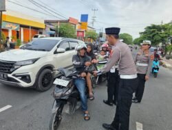 Satlantas Polres Biak Numfor Tebar Kepedulian Ramadhan, Bagikan Takjil dan Edukasi Tertib Lalu Lintas