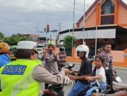 Polresta Manokwari Dan Bhayangkari Cabang Kota Manokwari Bagikan Ratusan Takjil di Perempatan Makalow