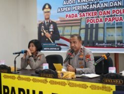 Personel Ditpamobvit Polda Papua Barat Tinjau Lokasi bangunan Pos Pam Pariwisata di Pantai Pasir Putih