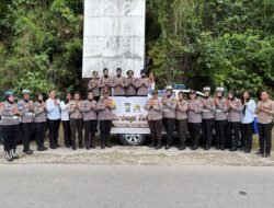 Sapa Warga dengan Senyum, Polwan Polres Fakfak Tebar Kebaikan Lewat Bagi-Bagi Takjil