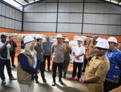 Kapolda Papua Barat Bersama Forkopimda Dampingi Gubernur Pantau Arus Mudik dan Ketersediaan Bahan Pokok