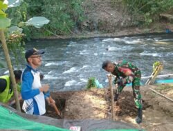 Babinsa Rap Rap Bersama Warga Kejar Target Bangun Jembatan Perintis Garuda