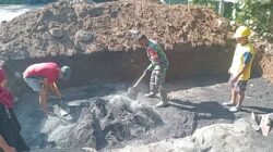 Percepat Progres Pembangunan, Babinsa Koramil 1310-06/Airmadidi Bantu Pemasangan Pondasi Dudukan Angker Jembatan Perintis Garuda di Kelurahan Rap-Rap