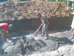 Percepat Progres Pembangunan, Babinsa Koramil 1310-06/Airmadidi Bantu Pemasangan Pondasi Dudukan Angker Jembatan Perintis Garuda di Kelurahan Rap-Rap