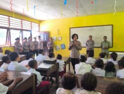 Dalam Rangka Hari Kartini, Polwan Polda Papua Barat Bagikan Tas Untuk Anak Sekolah
