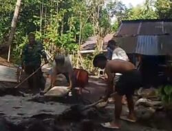 Aktif di Lokasi Pembangunan Jembatan, Babinsa Airmadidi Bawah Bantu Aduk Campuran Semen, Pasir dan Kerikil Bersama Warga dan Pekerja