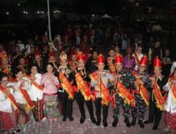 Dandim 1310/Bitung Terima Pengukuhan Gelar Adat Tonsea Minahasa pada Parade Nusantara Kota Bitung Peringati Harkitnas Ke-118 Tahun 2026