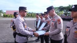 Kapolda Papua Barat Beri Penghargaan Kapolri Kepada Personil dan Satker Berprestasi