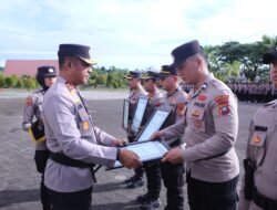 Kapolda Papua Barat Beri Penghargaan Kapolri Kepada Personil dan Satker Berprestasi