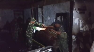 Aksi Cepat Unit Damkar Kodim 1310/Bitung Bantu Padamkan Kebakaran Tiga Rumah Warga