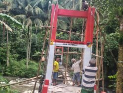 Terus Tunjukkan Progres Yang Signifikan, Pembangunan Jembatan Perintis Garuda di Desa Sawangan Memasuki Tahap Pemasangan Tali Sling