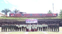 Perkuat Sinergitas TNI-Polri, Polwan Polda Papua Barat dan Kowad Kodam XVIII/Kasuari Gelar Ekshibisi Menembak Persahabatan