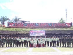 Perkuat Sinergitas TNI-Polri, Polwan Polda Papua Barat dan Kowad Kodam XVIII/Kasuari Gelar Ekshibisi Menembak Persahabatan
