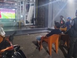 Meriah dan Penuh Keakraban, Personel Koramil 1310-04/Dimembe Nobar Piala Dunia Bersama Masyarakat Tatelu Rondor