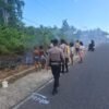 Respon Cepat Musim Kemarau Dan Karhutla: Awc Polres Teluk Bintuni Padamkan Kebakaran Lahan di Jalan Poros Tuasai