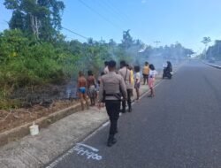 Respon Cepat Musim Kemarau Dan Karhutla: Awc Polres Teluk Bintuni Padamkan Kebakaran Lahan di Jalan Poros Tuasai