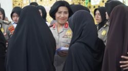 Sambut HUT ke-78 Polwan RI, Polwan Polda Papua Barat Salurkan Al-Qur’an dan Gelar Ibadah Bersama di Masjid Al-Muhajirin