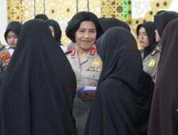 Sambut HUT ke-78 Polwan RI, Polwan Polda Papua Barat Salurkan Al-Qur’an dan Gelar Ibadah Bersama di Masjid Al-Muhajirin
