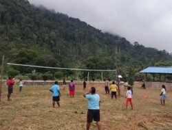 Jelang HUT ke-81 RI, Bhabinkamtibmas Polres Kaimana Berbagi Bola untuk Warga Binaan