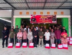 Satbrimob Polda Papua Barat dan Yayasan Peduli Kasih Bagikan Ratusan Paket Sembako di HUT Ke-81 RI