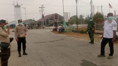 Polsek Bomberay Dampingi Pembagian 200 Masker Gratis untuk Warga di Tengah Karhutla