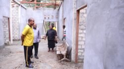 Kapolda Papua Barat Hadiri Pemasangan dan Penutupan Atap Rumah Pastori GKI Syalom Anday