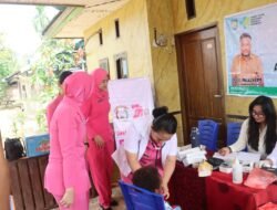 Bhayangkari Peduli Sambut HKGB ke-74, Ketua Bhayangkari Cabang Teluk Bintuni Kunjungi Posyandu Moskona Utara