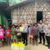 Kapolres Teluk Bintuni Salurkan Bantuan Sembako dan Perlengkapan Sekolah kepada Warga Moskona Utara Jauh
