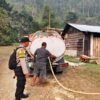 Peduli Warga di Tengah Musim Kemarau, Bhabinkamtibmas Polres Kaimana Salurkan Bantuan Air Bersih